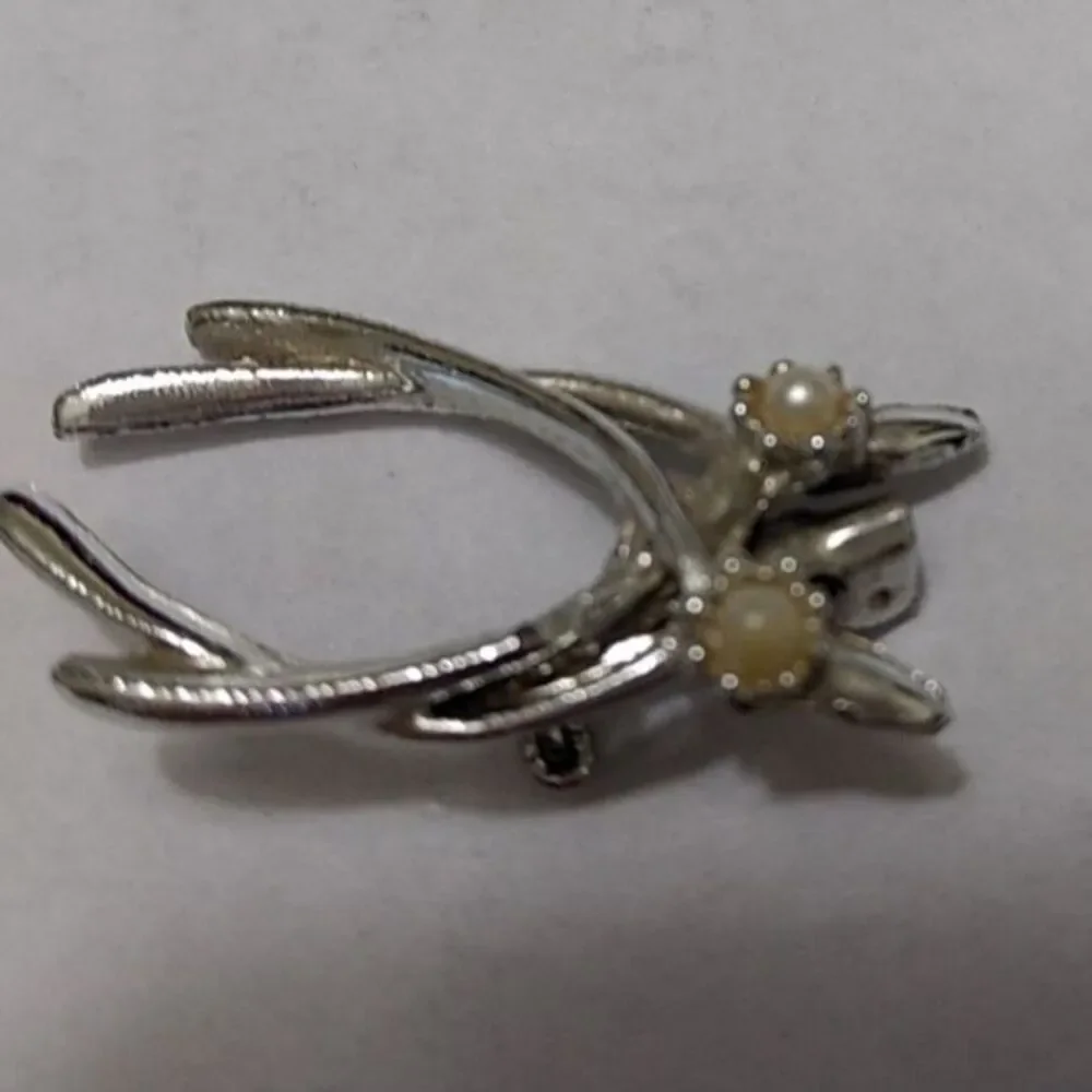 Vintage double wishbone faux pearl brooch - Picture 6 of 8